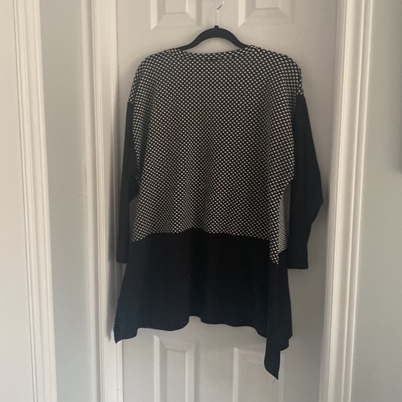 Black and White Patterned Tunic-Size L - Picture 3 of 12